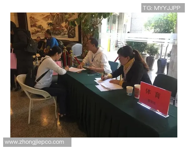 纹英文图案足球明星的魅力与风采解析及其对球迷文化的影响 纹英文图案足球明星的魅力与风采解析及其对球迷文化的影响