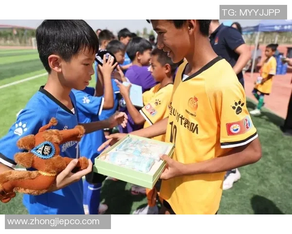 孤独的足球明星在绿茵场上追寻梦想与友情的奇幻旅程 孤独的足球明星在绿茵场上追寻梦想与友情的奇幻旅程