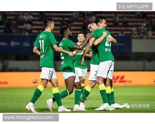 南京足球队以68分领跑城市联赛积分榜展现强劲实力